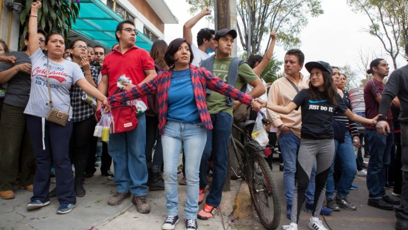 El devastador terremoto de magnitud 7,1 de este 19 de septiembre hizo colapsar la escuela primaria Enrique Rébsamen, en Ciudad de México. Decenas de voluntarios, de todas las edades, corrieron a ayudar en las labores de rescate y de búsqueda de personas que todavía estuvieran con vida. En la cercana Avenida División del Norte, unieron sus brazos en un perímetro humano para mantener la vía despejada para el paso de ambulancias y vehículos con provisiones que necesitaran llegar hasta la escuela. Recorre esta galería para ver cómo pocos minutos después del terremoto, y mientras la tierra seguía temblando, muchos habitantes de Ciudad de México se pusieron de pie y comenzaron a movilizarse.