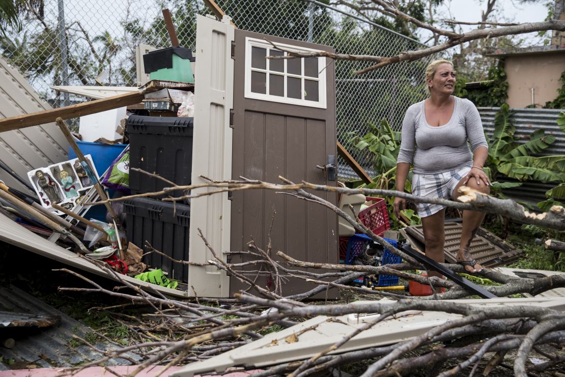 Una habitante del suburbio Guaynabo de San Juan, en Puerto Rico, revisa los destrozos producidos por el huracán María, que tocó tierra el 20 de septiembre en la isla.