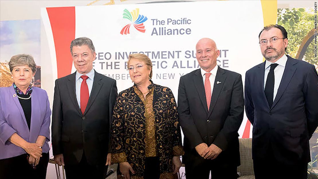 Desde la izquierda: Alicia Bárcena, presidenta de la CELAC; el presidente de Colombia, Juan Manuel Santos; la presidenta de Chile, Michelle Bachelet; el ministro de Comercio de Perú, Eduardo Ferreyros, y el ministro de Exteriores de México, Luis Videgaray.