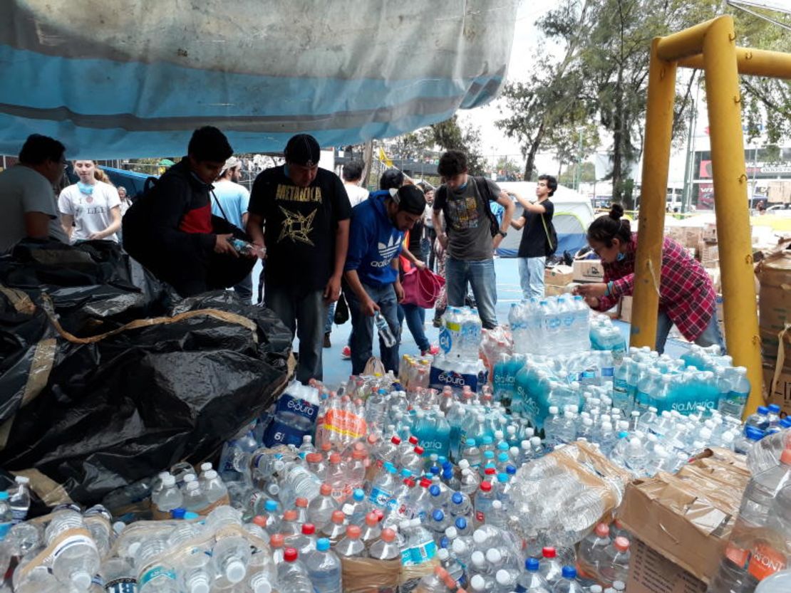 Los primeros en ayudar fueron los vecinos. "Parecían hormiguitas pasando las cosas", cuenta una vecina del edificio aledaño al que cayó. (Foto: Dainzú Patiño).