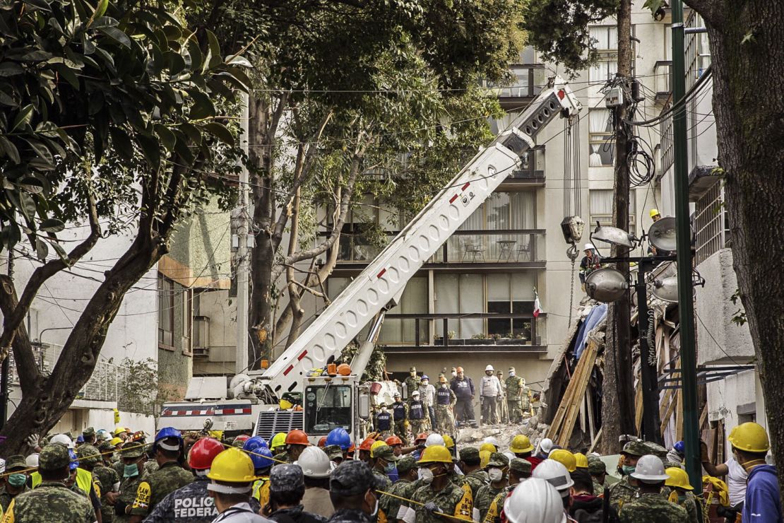 Escenas como estas son comunes en varios lugares de Ciudad de México donde cientos de voluntarios, policías y rescatistas trabajan contra reloj buscando más víctimas del terremoto.