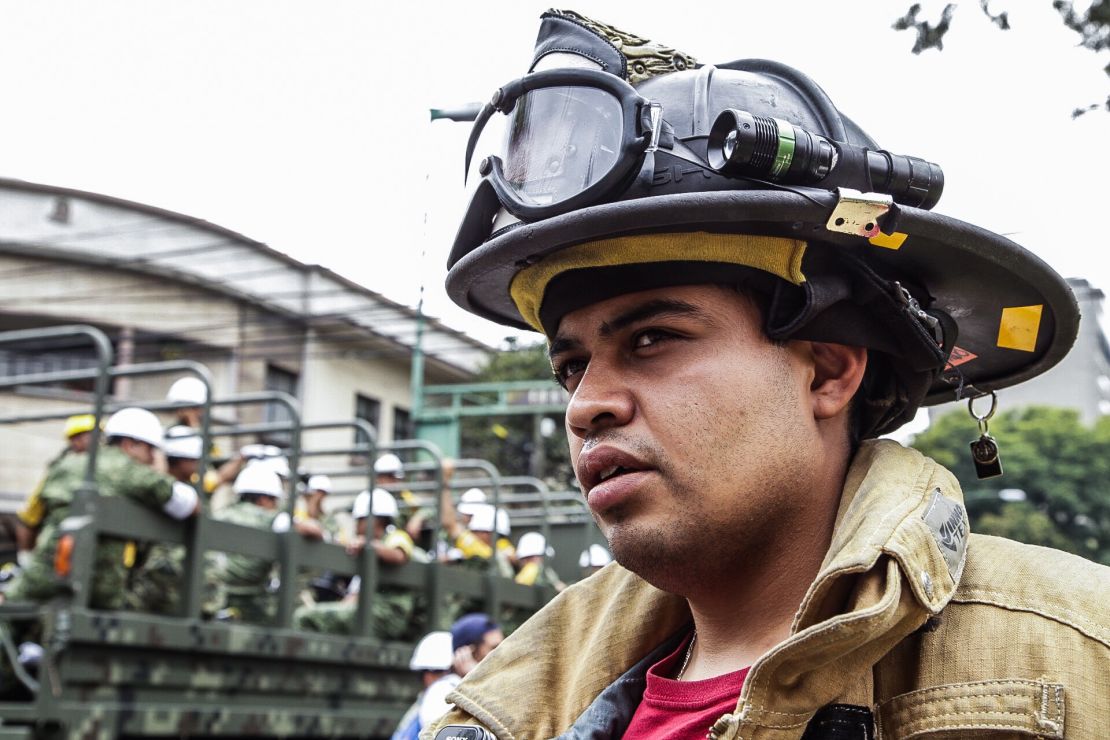 El papá de Miguel Ángel Salgado Hernández, este bombero de 21 años, estuvo en las labores de rescate del terremoto de 1985.