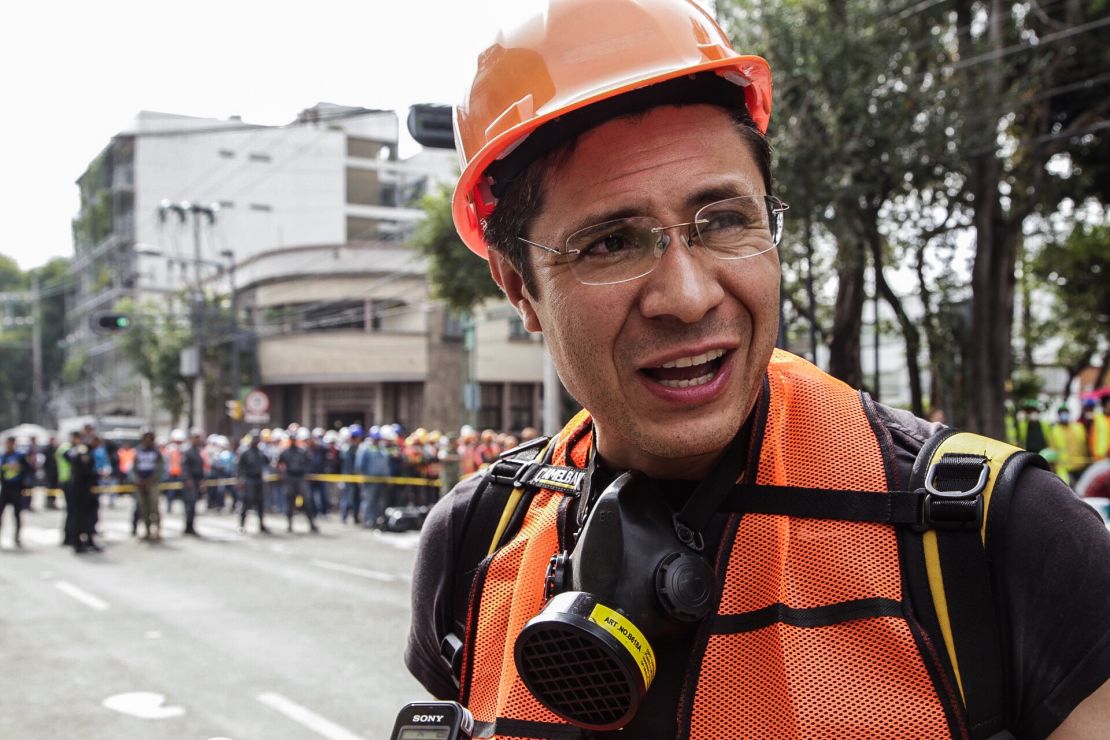 La labor de este voluntario de origen francés es coordinar la ayuda que requieran los rescatistas.