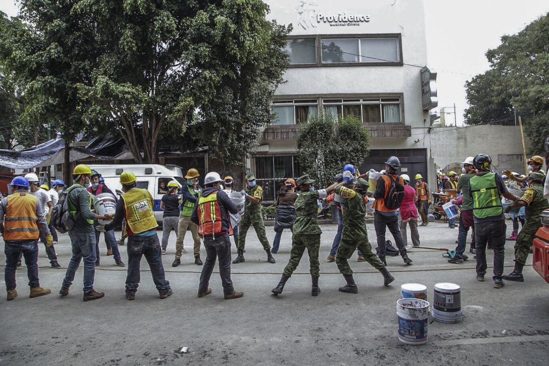 Miles de voluntarios civiles se han sumado a las tareas de remoción de escombros y ayuda humanitaria en todo México.