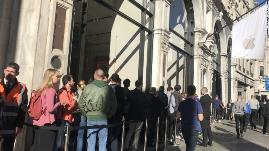 Compradores hacen fila afuera de una tienda Apple en Regent Street (Londres), para adquirir el nuevo iPhone 8.