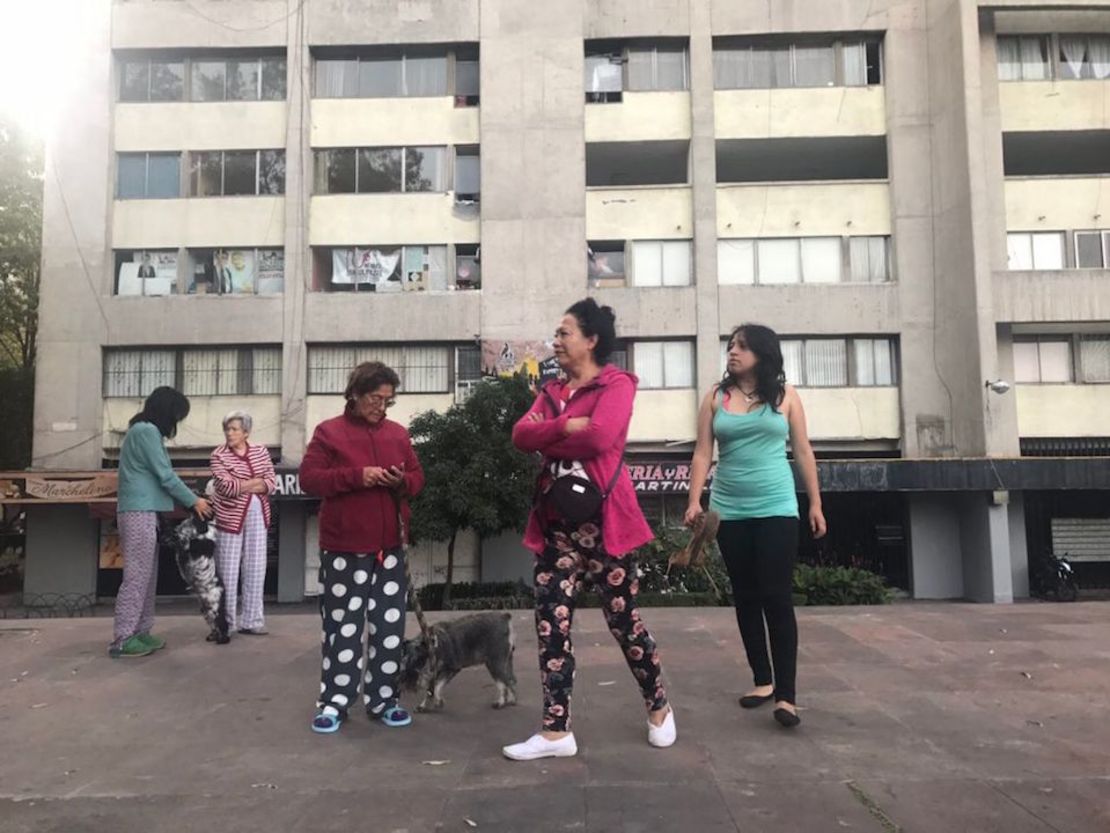 Personas evacuaron sus viviendas en la Ciudad de México debido al sismo registrado la mañana del sábado.