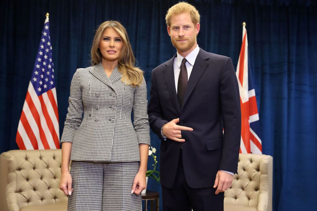 La primera dama de Estados Unidos Melania Trump y el príncipe Enrique.