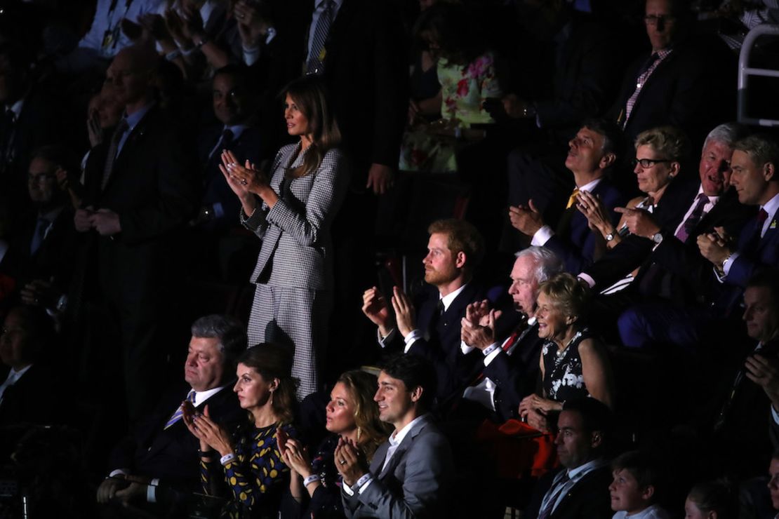 Melania Trump, quien se ubicó junto al príncipe Enrique, se levantó para aplaudir la entrada del equipo estadounidense. Una fila más adelante (en primer plano en esta imagen) estaban el primer ministro de Canadá y su esposa.