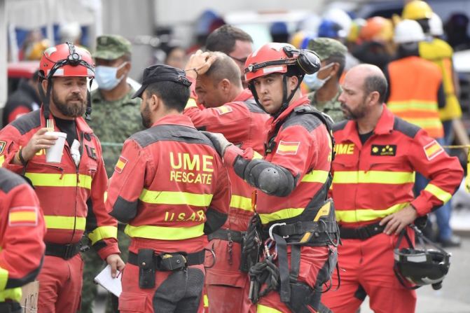 Rescatistas españoles toman un descanso en medio de los operativos de rescate.