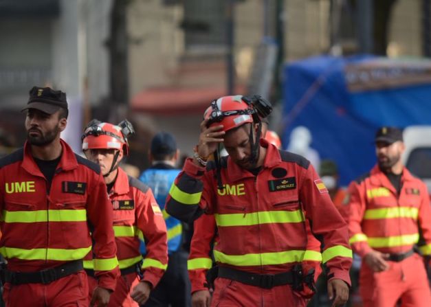 Rescatistas españoles trabajando en operaciones de rescate en edificios derrumbados en la colonia Roma de la Ciudad de México.