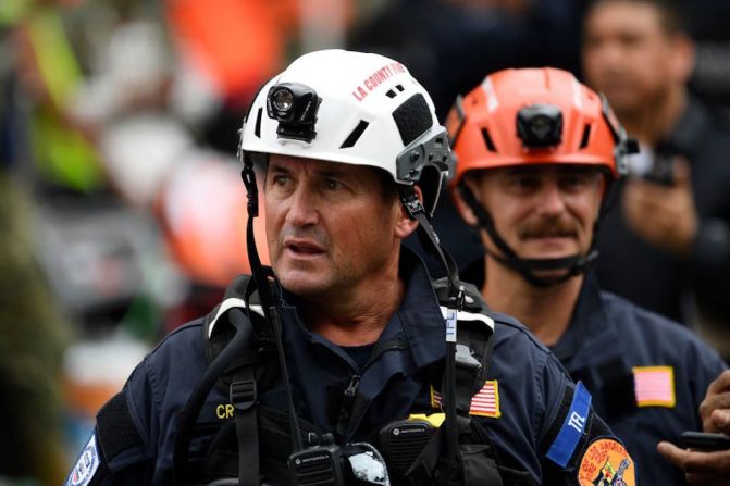 Bomberos estadounidenses de Los Ángeles, California, también participan en los operativos de rescate.