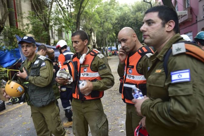 Un grupo de rescatistas de Israel durante el retiro del cuerpo de una mujer que sobrevivió al terremoto entre los escombros de una construcción pero murió poco después de que los equipos de rescate llegaran hasta ella.