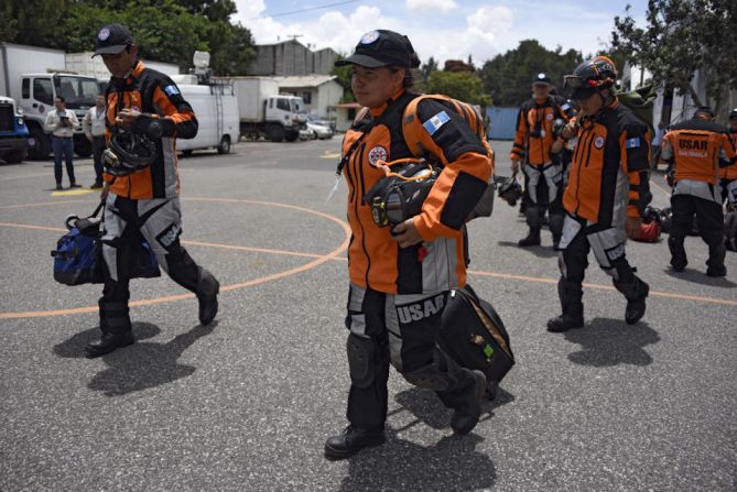 Un grupo de 47 elementos de búsqueda y rescate de Guatemala antes de su viaje a México para colaborar en los rescates.