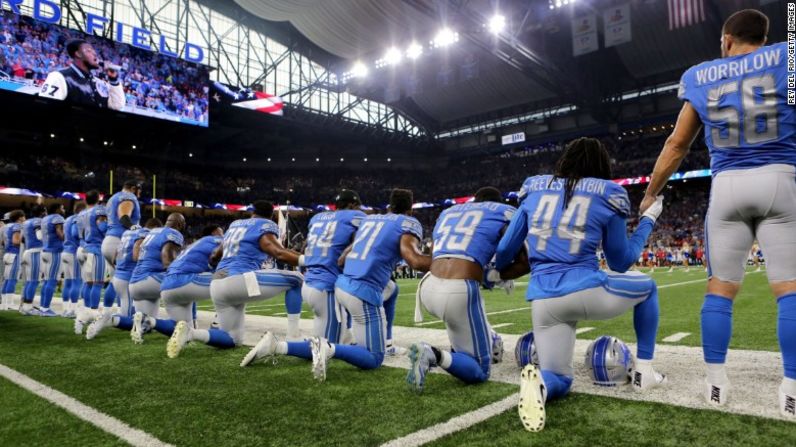 Jugadores de la NFL protestaron este domingo en distintos estadios luego de que el presidente de Estados Unidos, Donald Trump, criticara a los atletas que se hincan durante el himno del país antes de los partidos. En la imagen, jugadores de los Detroit Lions.