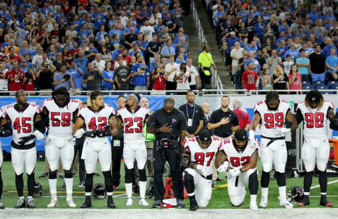 Grady Jarrett y Dontari Poe de los Atlanta Falcons también protestaron.