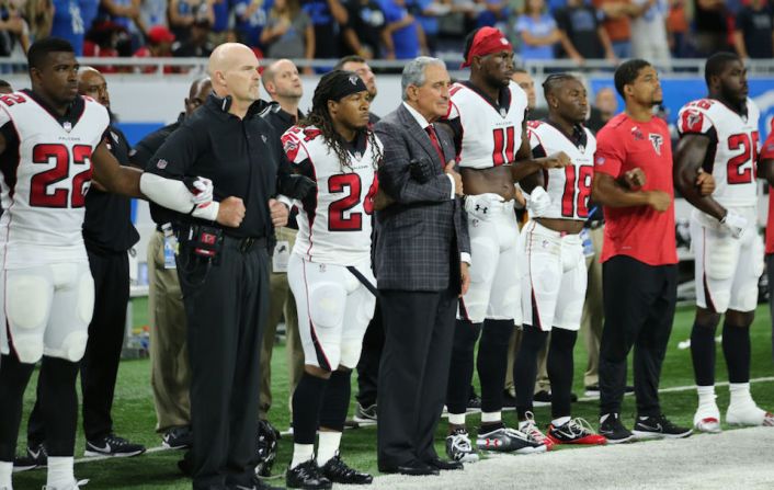 El dueño de los Atlanta Falcons, Arthur Blank, se unió a sus jugadores.