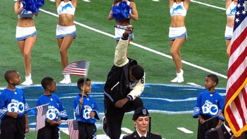 El cantante Rico LaVelle cerró su interpretación del himno de Estados Unidos poniendo una rodilla en tierra en el partido entre los Atlanta Falcons y los Detroit Lions.