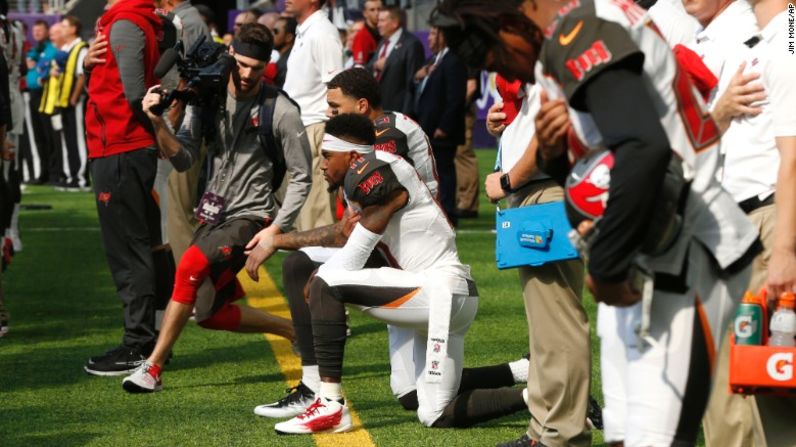 DeSean Jackson y Mike Evans de los Tampa Bay Bucaneers se hincan antes de su partido este domingo.