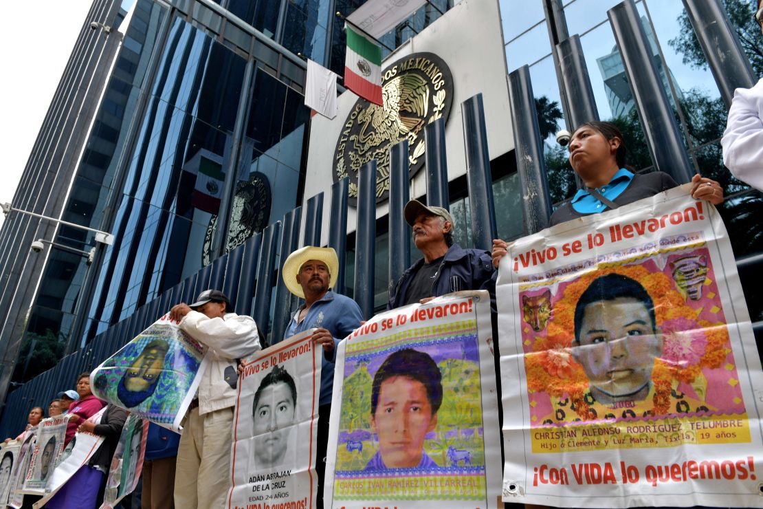 Familiares de los 43 desaparecidos protestan frente a la Procuraduría General el 25 de agosto de 2017