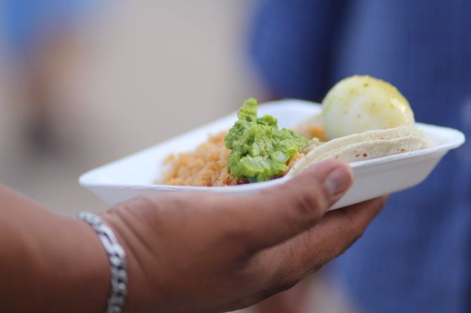 Sobra la tragedia, pero no faltan las muestras de apoyo. Voluntarios en Jojutla, Morelos, preparan alimentos y bebidas calientes para víctimas y rescatistas.