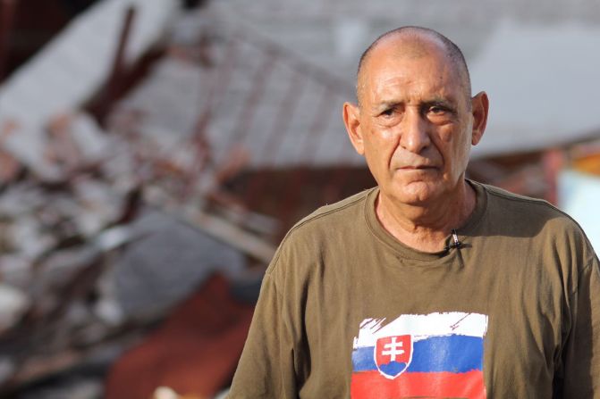 La vida de Luis Antonio Galván se paralizó la tarde del terremoto. Sus tres nietos quedaron atrapados entre los escombros. Hoy agradece profundamente a los jóvenes de Jojutla, Morelos, por rescatarlos con vida.