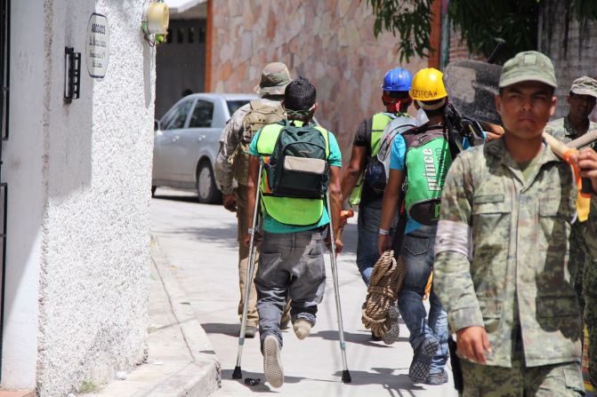 "No existen excusas para ayudar". Hector Cedillo perdió una pierna hace 7 años. Eso no le ha impedido ayuda en las labores de rescate.