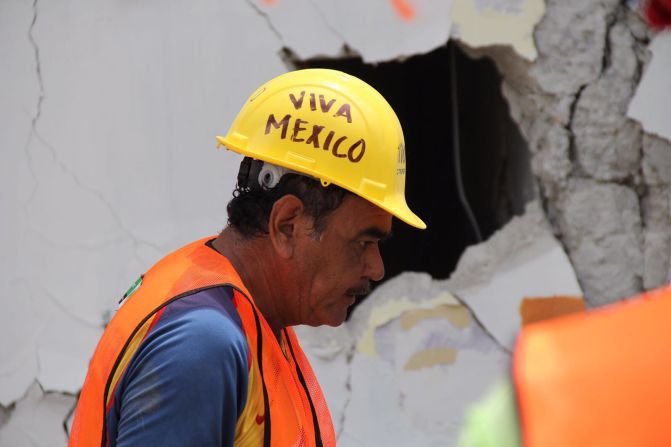 "Viva México, aquí nadie se rinde". El lema de los rescatistas mexicanos, hoy convertidos en héroes.