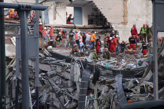 Grupo de rescatistas mexicanos e internacionales continúan las labores de rescate en la Ciudad de México.