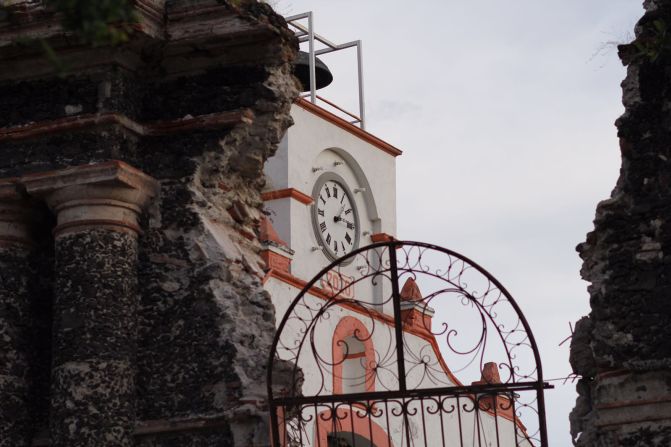 El reloj de la catedral de Jojutla, Morelos, marca la hora de la tragedia: 1:15pm.