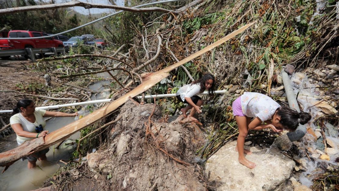 A los habitantes de Utuado les toca sacar agua de una tubería en una carretera para limpiarse y beber.