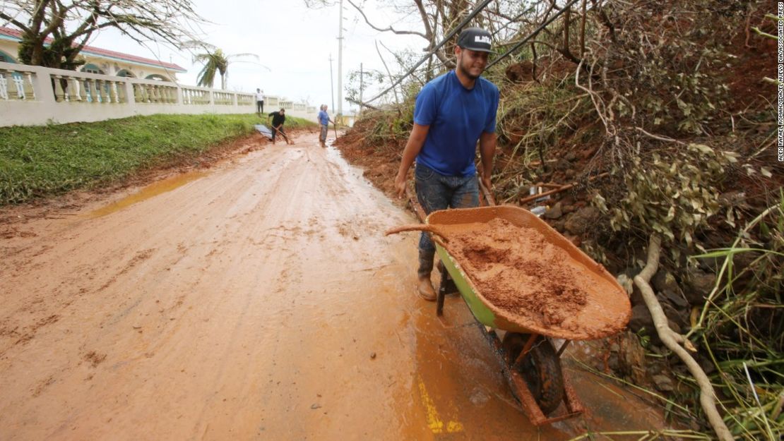 Los habitantes de Quebradillas ya comenzaron a limpiar, como pueden, su ciudad.