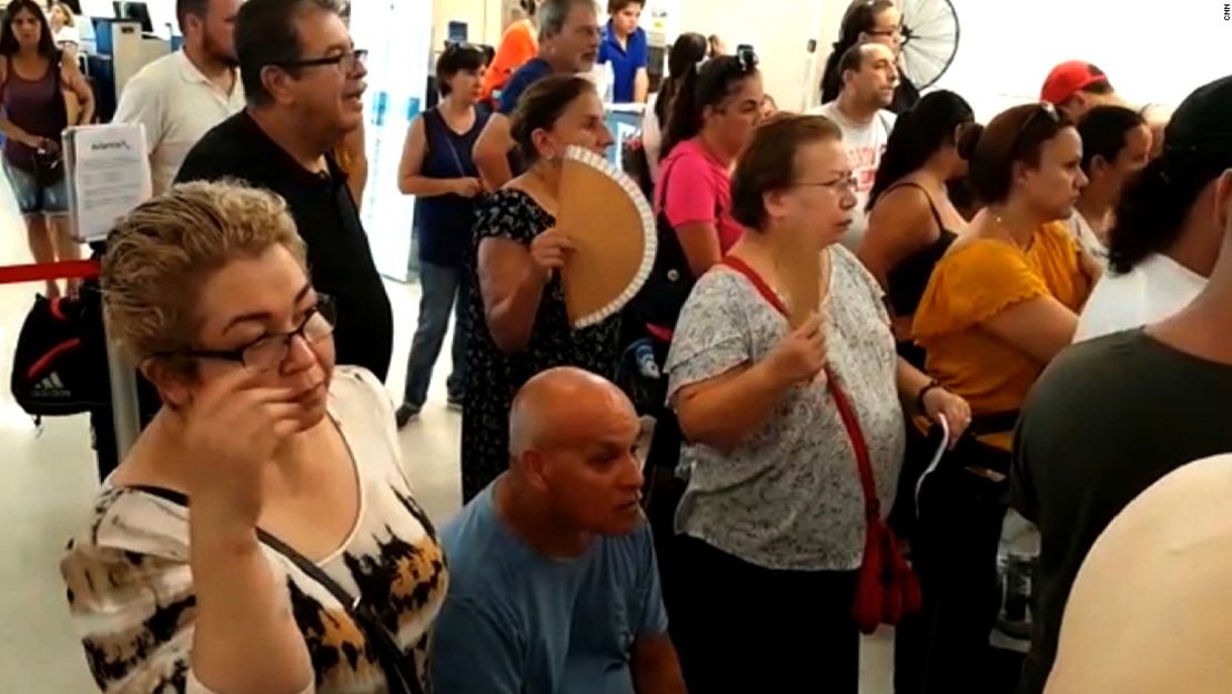 Las personas que esperan en el aeropuerto están desesperadas.