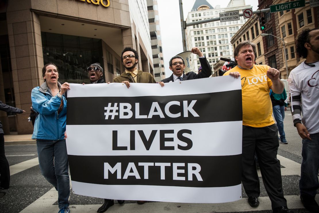 Imagen de archivo. Manifestantes marchan en las calles de Baltimore, en EE.UU. pidiendo equidad racial, el 1 de mayo de 2015.