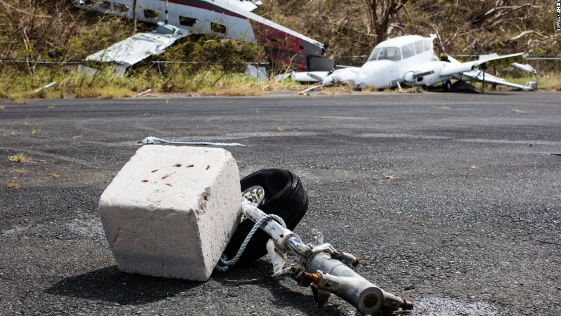 La fuerza devastadora del huracán María destrozó los aviones del aeropuerto de Vieques y arrojó varias de sus partes al pavimento.