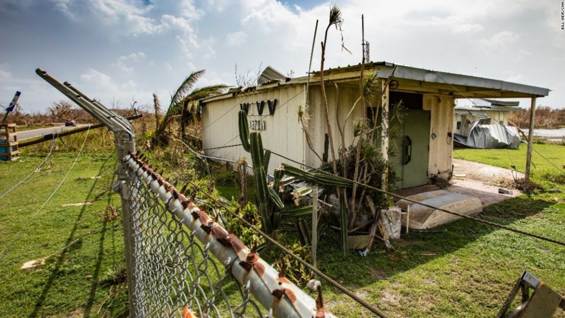 La destrucción se ve por todas partes en la pequeña isla de Vieques, a solo 11,2 kilómetros de Puerto Rico.