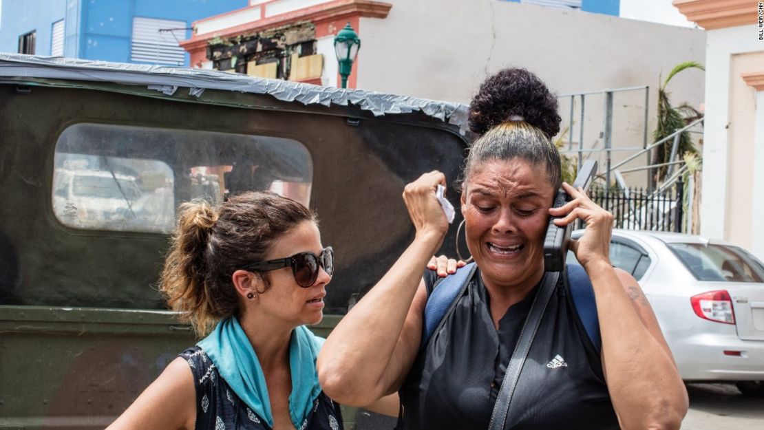 Una habitante de la isla de Vieques rompe en llanto cuando finalmente logra hablar con un ser querido, después de varios días incomunicada.