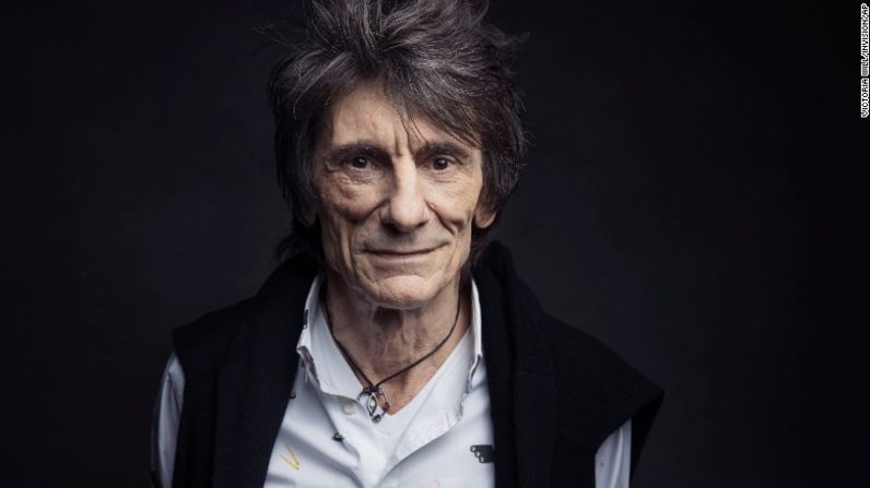 El guitarrista de los Rolling Stones Ronnie Wood reveló en agosto de 2017 que había sido diagnosticado con cáncer en los pulmones tres meses antes. Wood, quien fue un fumador por 50 años, tuiteó que ahora está bien después de una cirugía.