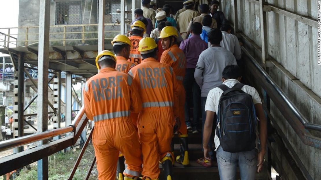 Equipos de rescate de la India inspeccionan el puente donde ocurrió la mortal estampida.