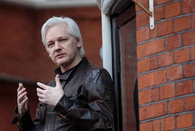 Julian Assange ha dado más que apoyo de palabra al referéndum. El martes, el fundador de WikiLeaks, desde su refugio en la embajada de Ecuador en Londres, participó mediante videoconferencia en un mitin independentista en Barcelona en el que ofreció consejos para sortear la ofensiva cibernética del gobierno español contra la organización de la consulta.