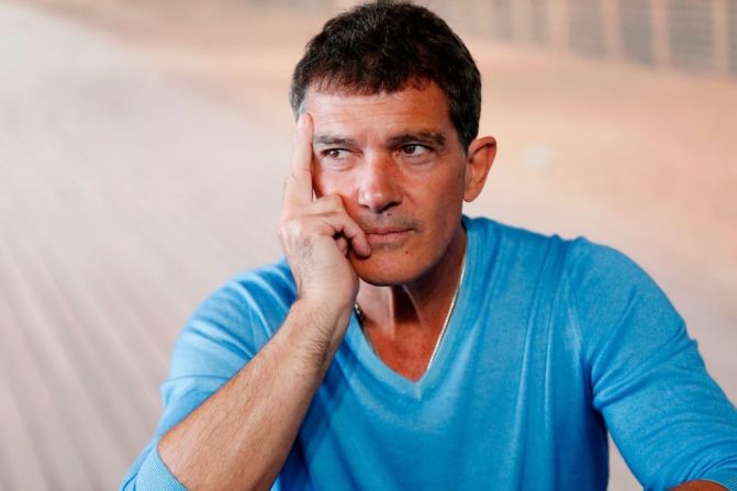 Tras recibir el Premio Nacional de Cinematografía, el 25 de septiembre, el actor español Antonio Banderas dijo en referencia al referéndum que "lo de Cataluña es un animal extraño, difícil de observar", y que "votar es lógicamente uno de los grandes preceptos de la democracia, pero no debemos olvidar que no es el único. Están el respeto a la ley, al Estado de Derecho, muy importantes", según reportó el diario El País.