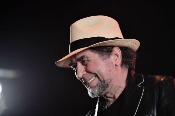 Ante las críticas a Serrat, el cantante español Joaquín Sabina dijo durante un concierto en Alicante el sábado que su colega se había expresado sobre la situación en Cataluña "con mucha sensatez y mucho respeto", reportó el diario El Mundo.