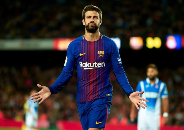 El futbolista del FC Barcelona Gerard Piqué publicó esta semana un tuit que fue considerado como de apoyo al referendo en el que decía en lengua catalana: "Desde hoy hasta el domingo expresémonos pacíficamente. No les demos ninguna excusa. Es lo que quieren. Y cantemos bien alto y bien fuerte".