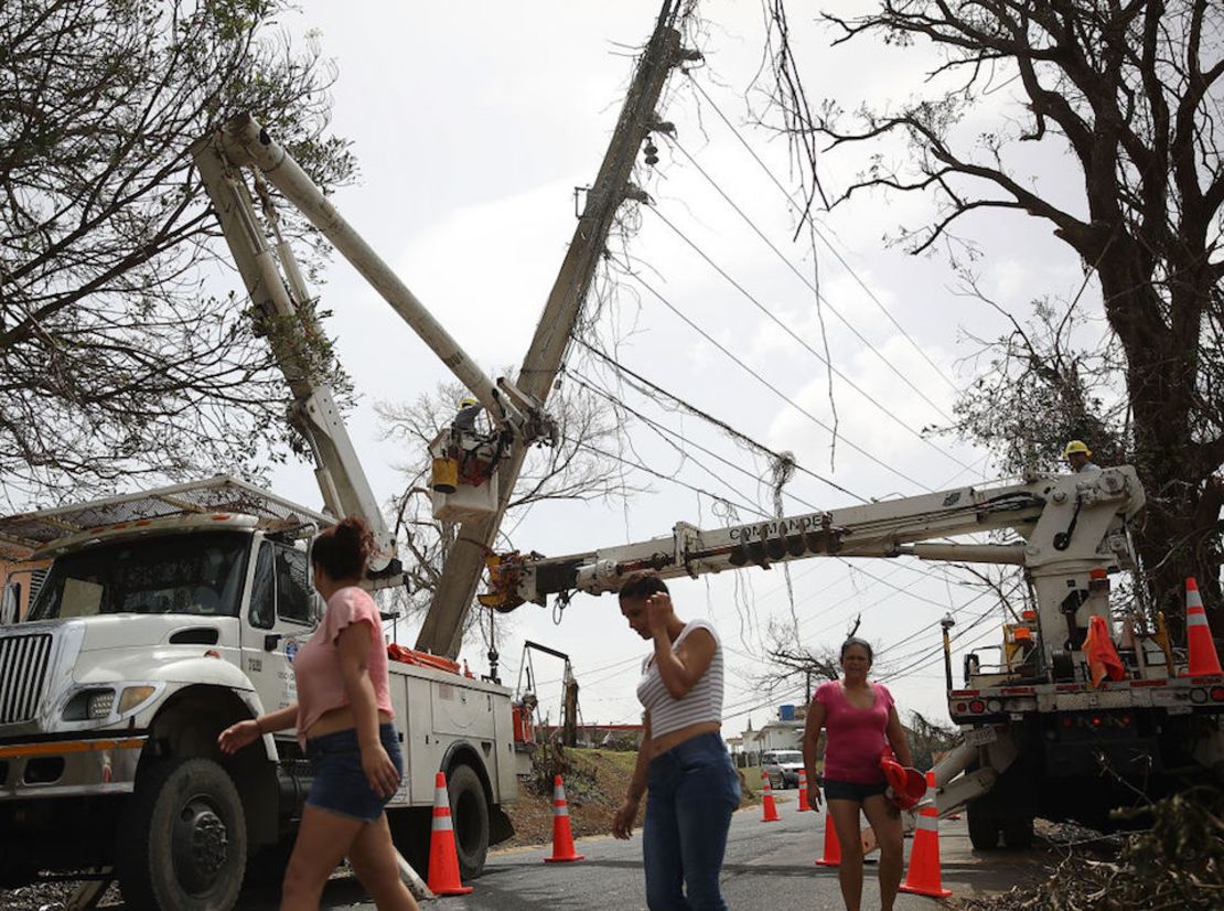 Infraestructura eléctrica dañada tras el paso del huracán María en Puerto Rico.