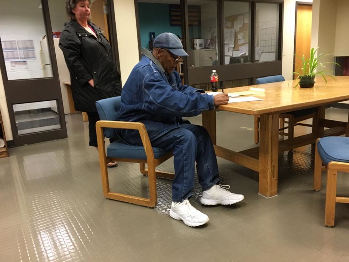 Imagen de O.J. Simpson firmando los papeles para salir de prisión.