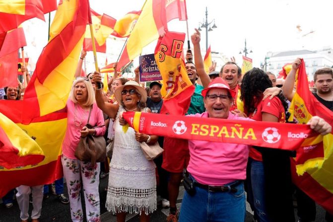 En Madrid, decenas de personas se reunieron para manifestarse a favor de la unidad de España y contra el referéndum en Cataluña.