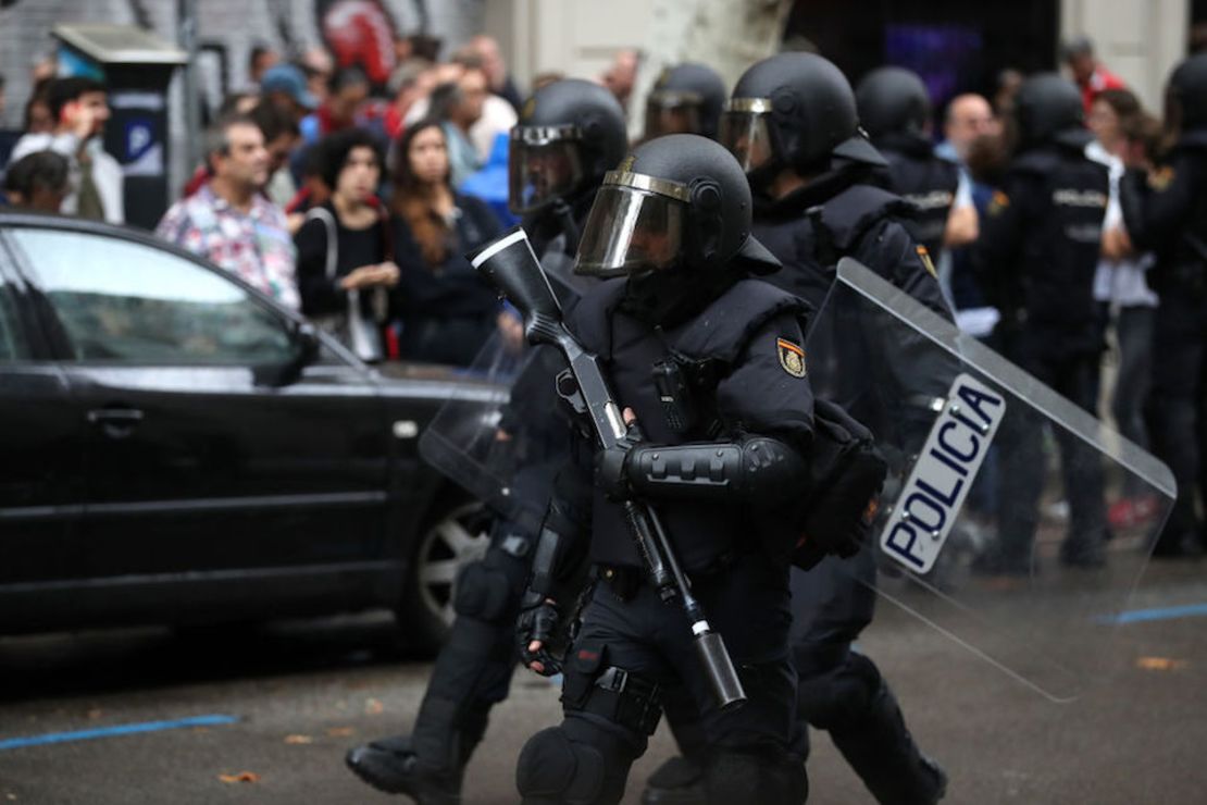 La policía nacional llega a un centro de votación este domingo en Barcelona.