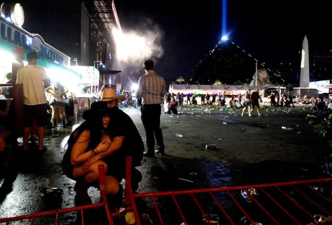 Un tiroteo la madrugada de este lunes provocó momentos de terror a los asistentes a un festival de música country en Las Vegas.