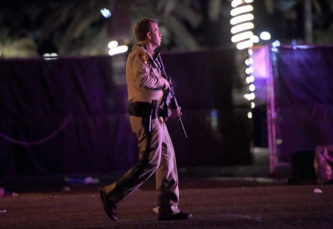 Un policía de Las Vegas patrulla las calles cerca del sitio donde se realizaba el festival de música country.