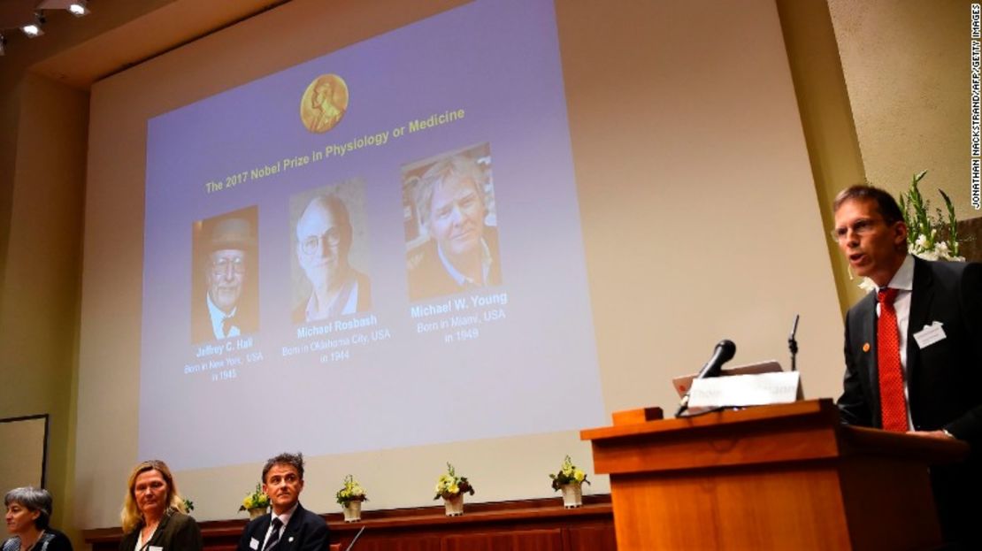 El secretario del Comité del Nobel para Fisiología o Medicina, Thomas Perlmann (derecha), anuncia a los ganadores del 2017.