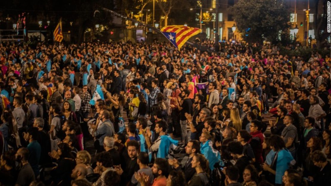 Personas a favor de la independencia se reúnen en la plaza principal de Barcelona, este domingo.